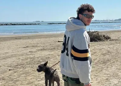 MotoGP 2026. Marco Bezzecchi: Una volta mi sono rovesciato addosso 20 kg di olio esausto, sembravo uno di quei poveri uccelli che si vedono nei documentari