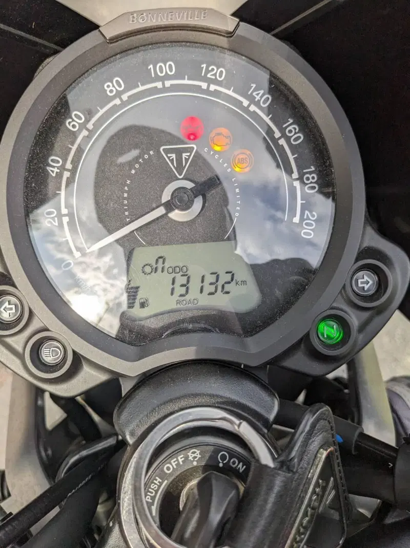 Triumph Street Twin 900 (2021 - 22) (4)