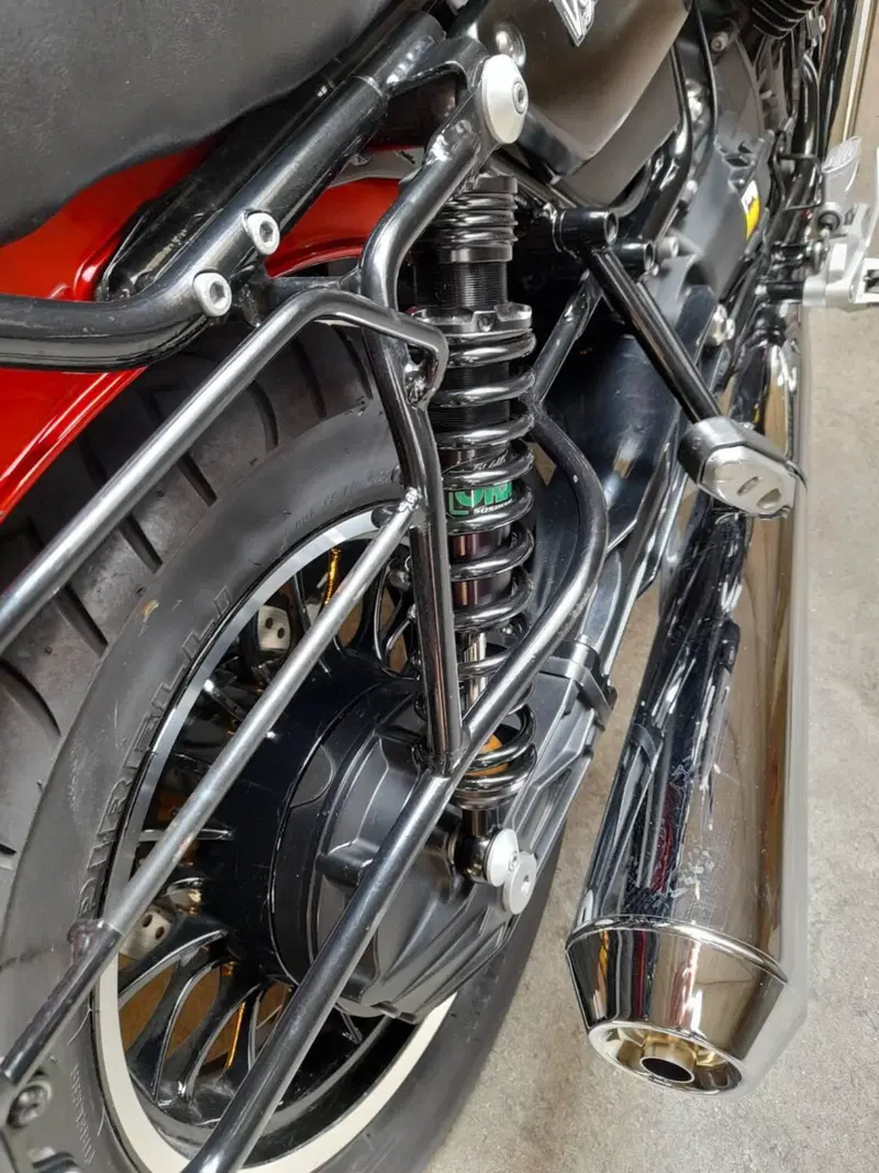 Moto Guzzi V9 Roamer (2016 - 18) (2)