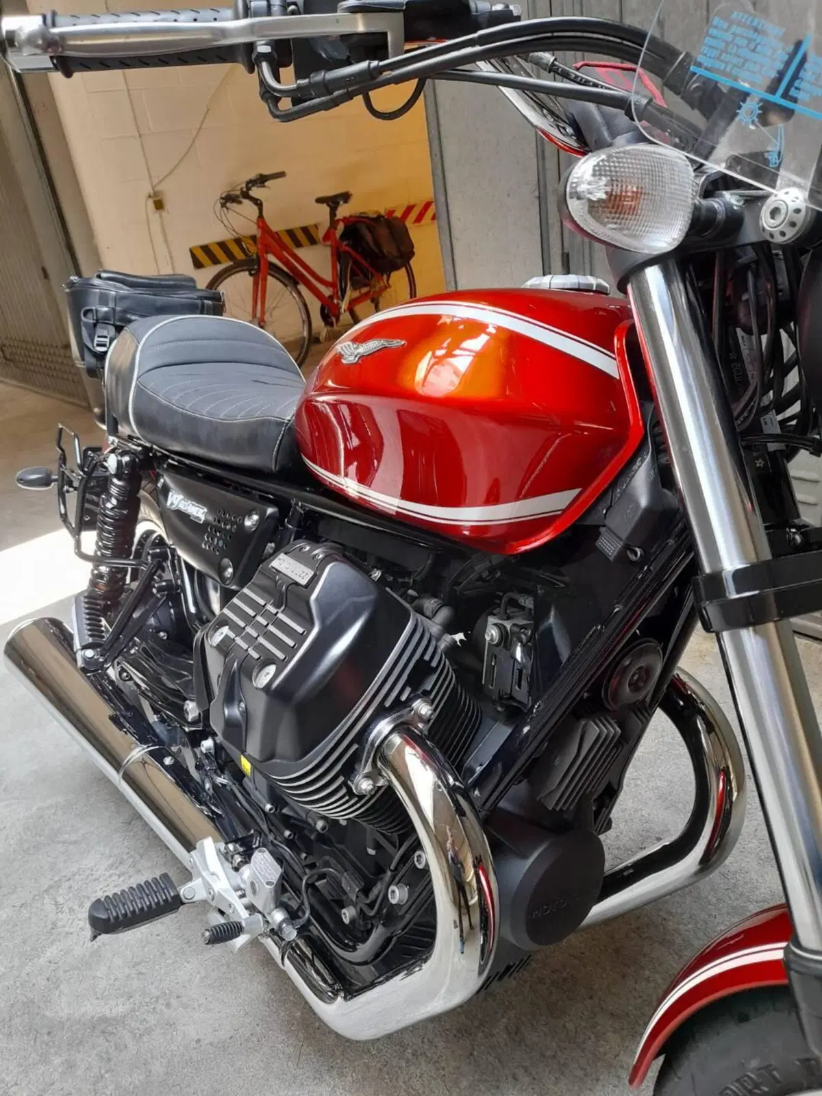 Moto Guzzi V9 Roamer (2016 - 18) (4)