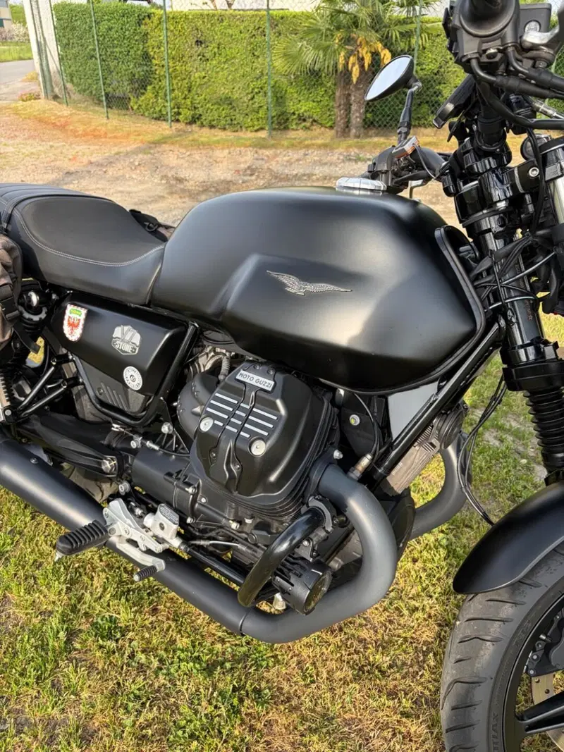 Moto Guzzi V7 Stone (2021 - 24) (2)