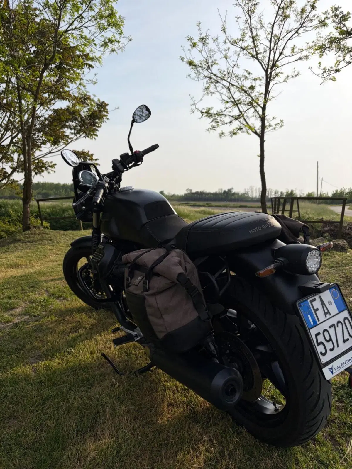 Moto Guzzi V7 Stone (2021 - 24) (4)