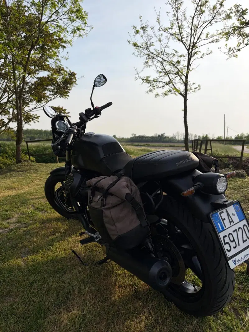 Moto Guzzi V7 Stone (2021 - 24) (4)