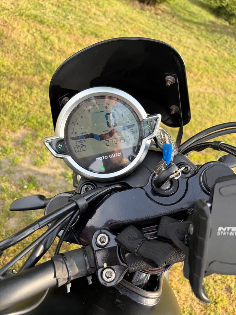 Moto Guzzi V7 Stone (2021 - 24) (6)