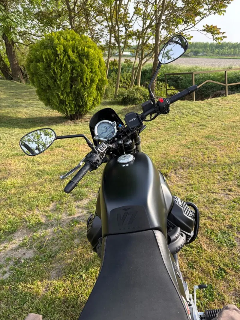 Moto Guzzi V7 Stone (2021 - 24) (9)