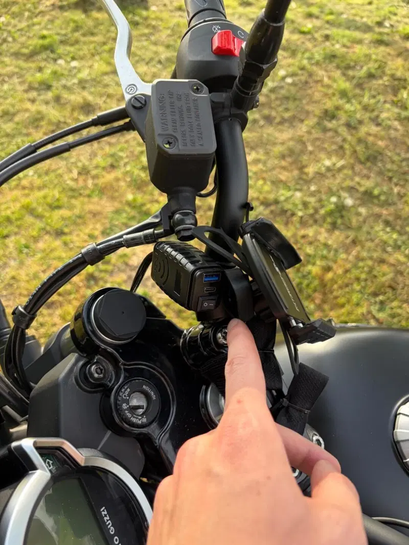 Moto Guzzi V7 Stone (2021 - 24) (12)