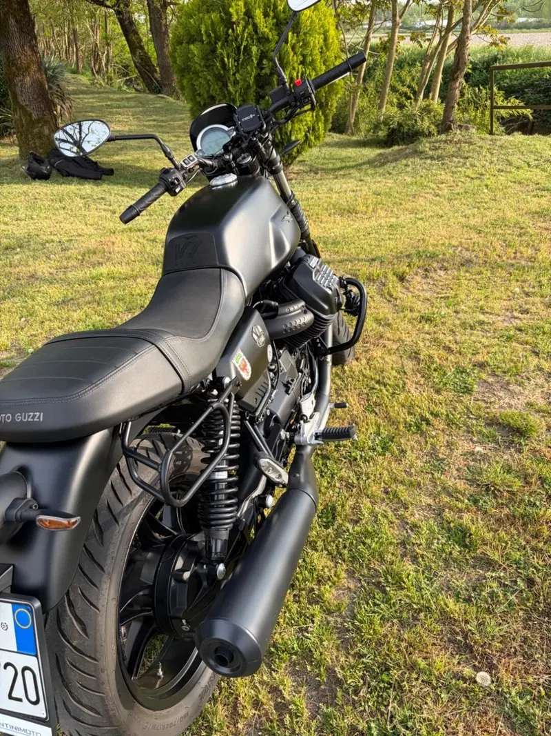 Moto Guzzi V7 Stone (2021 - 24) (13)