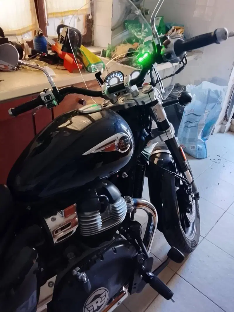 Royal Enfield Super Meteor 650 (2023 - 26) (4)