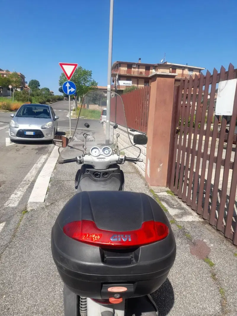 Piaggio Beverly  (4)
