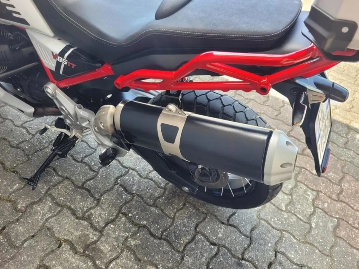 Moto Guzzi V85 TT (2021 - 23) (2)
