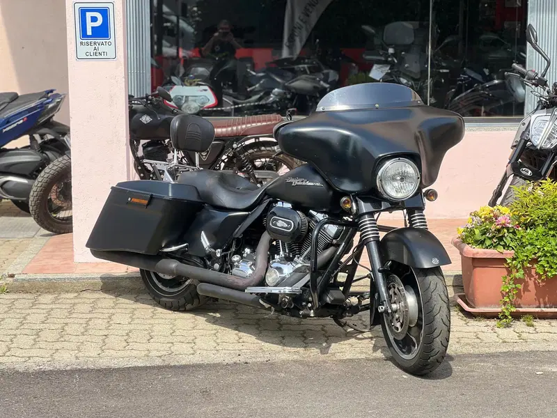 Harley-Davidson 1800 Street Glide (2010 - 11) - FLHXSE (2)