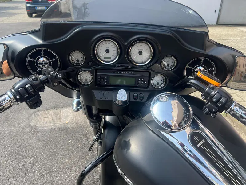 Harley-Davidson 1800 Street Glide (2010 - 11) - FLHXSE (5)