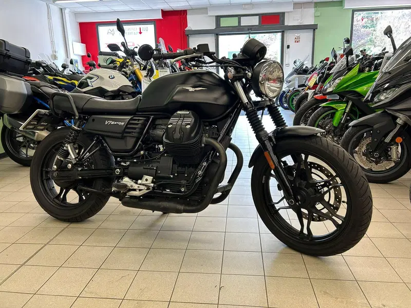 Moto Guzzi V7 III Stone (2017 - 20) (2)
