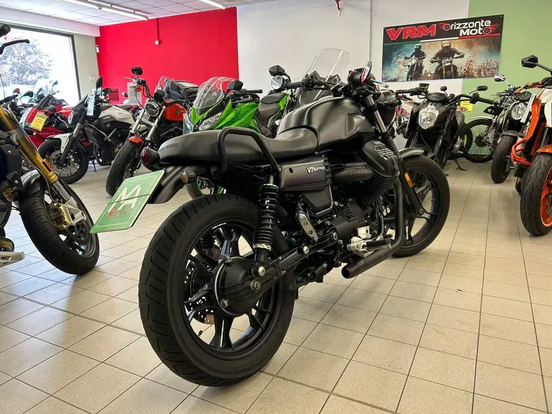Moto Guzzi V7 III Stone (2017 - 20) (3)