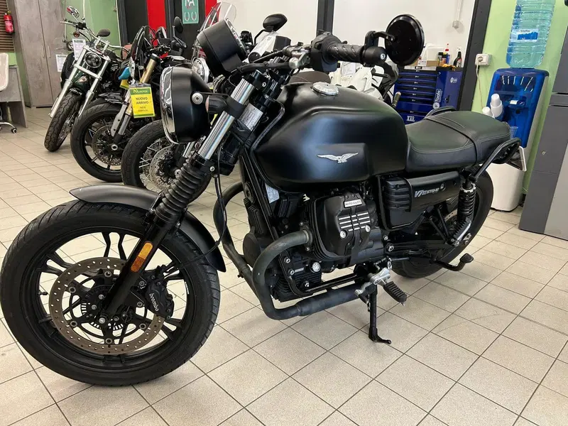 Moto Guzzi V7 III Stone (2017 - 20) (4)
