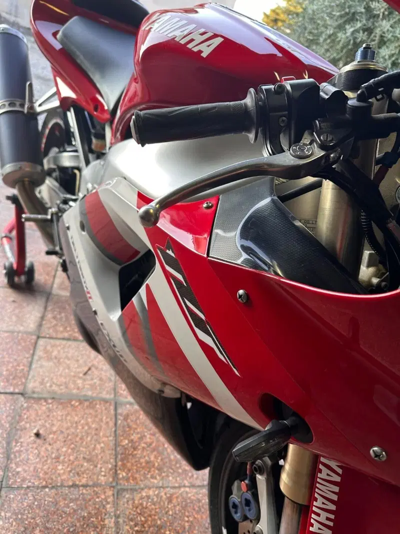 Yamaha YZF R1 (2000 - 01) (2)