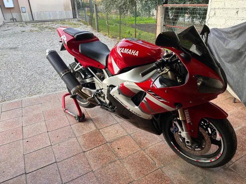 Yamaha YZF R1 (2000 - 01) (4)