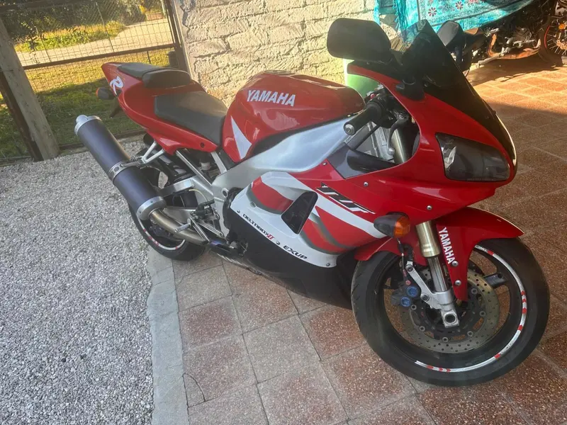 Yamaha YZF R1 (2000 - 01) (8)