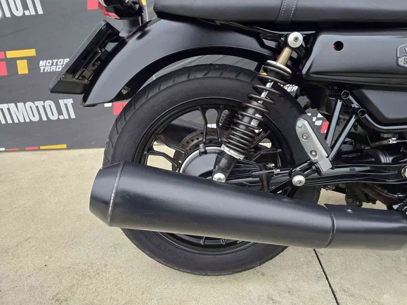 Moto Guzzi V7 Stone (2021 - 24) (9)