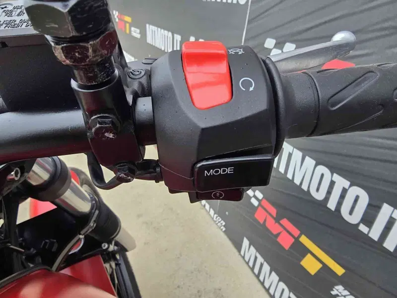 Moto Guzzi V7 Stone (2021 - 24) (12)