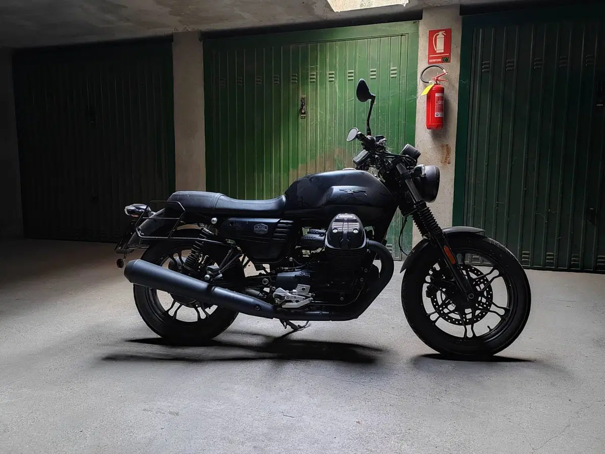Moto Guzzi V7 III Stone (2017 - 20)