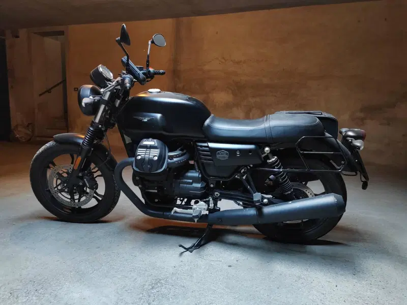 Moto Guzzi V7 III Stone (2017 - 20) (2)