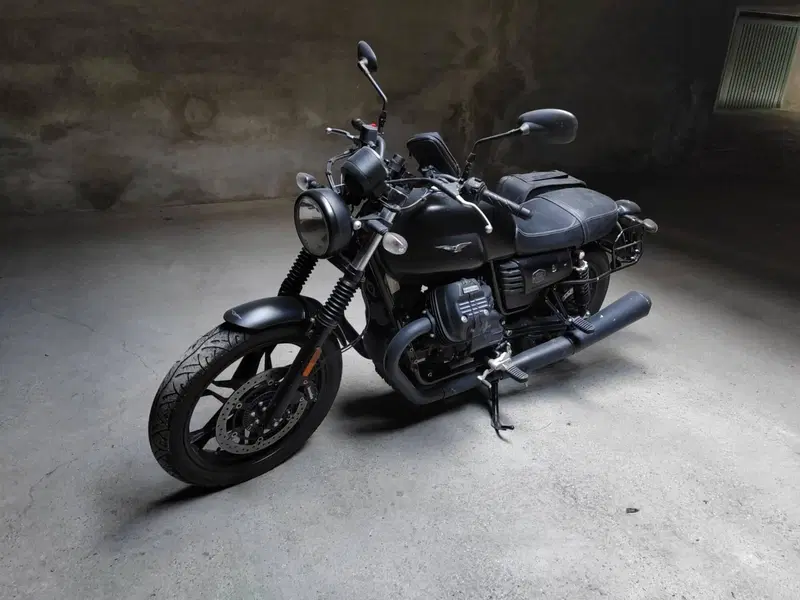Moto Guzzi V7 III Stone (2017 - 20) (3)