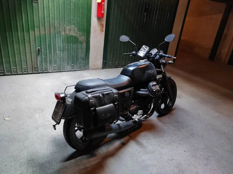 Moto Guzzi V7 III Stone (2017 - 20) (4)
