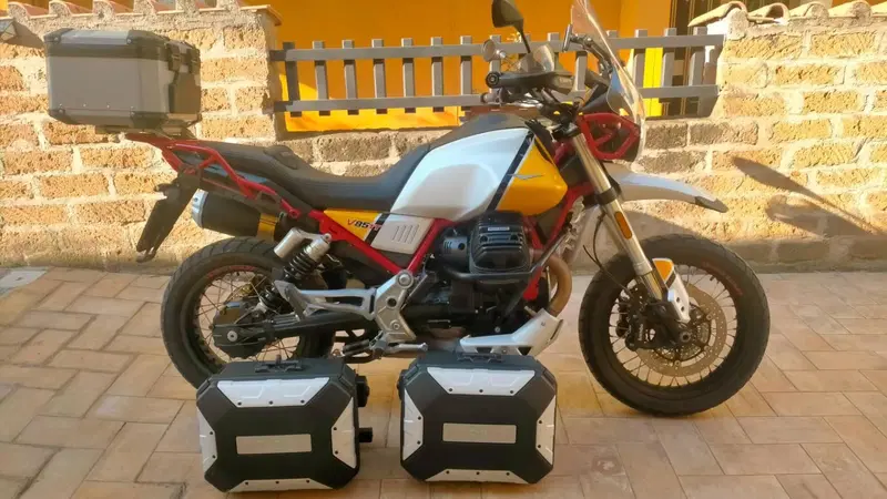Moto Guzzi V85 TT Evocative Graphics (2019 - 20) (4)