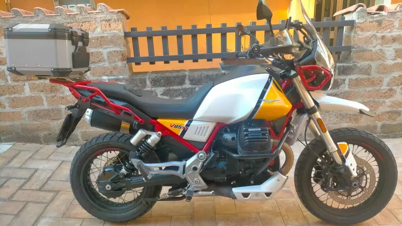 Moto Guzzi V85 TT Evocative Graphics (2019 - 20) (5)