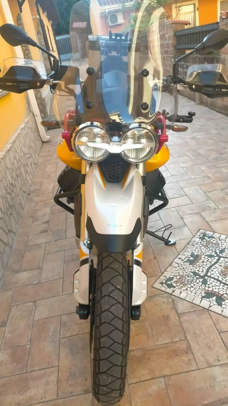 Moto Guzzi V85 TT Evocative Graphics (2019 - 20) (8)