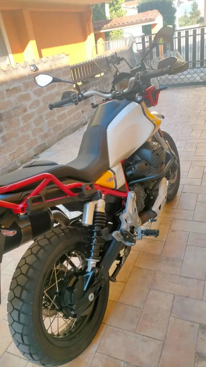 Moto Guzzi V85 TT Evocative Graphics (2019 - 20) (9)