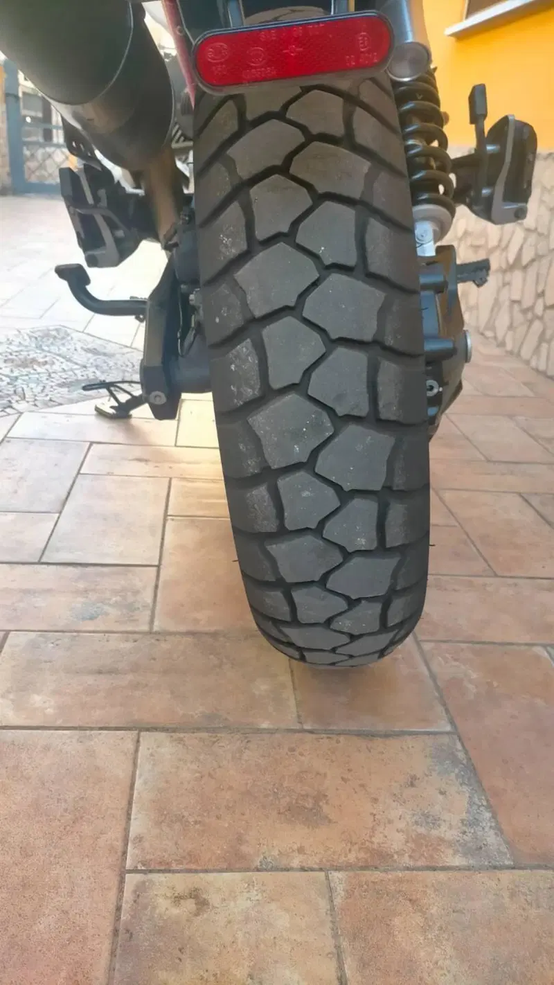 Moto Guzzi V85 TT Evocative Graphics (2019 - 20) (10)