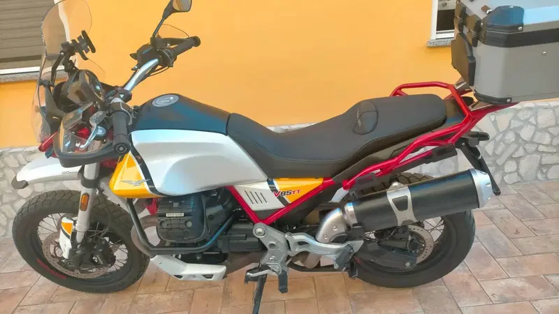 Moto Guzzi V85 TT Evocative Graphics (2019 - 20) (11)