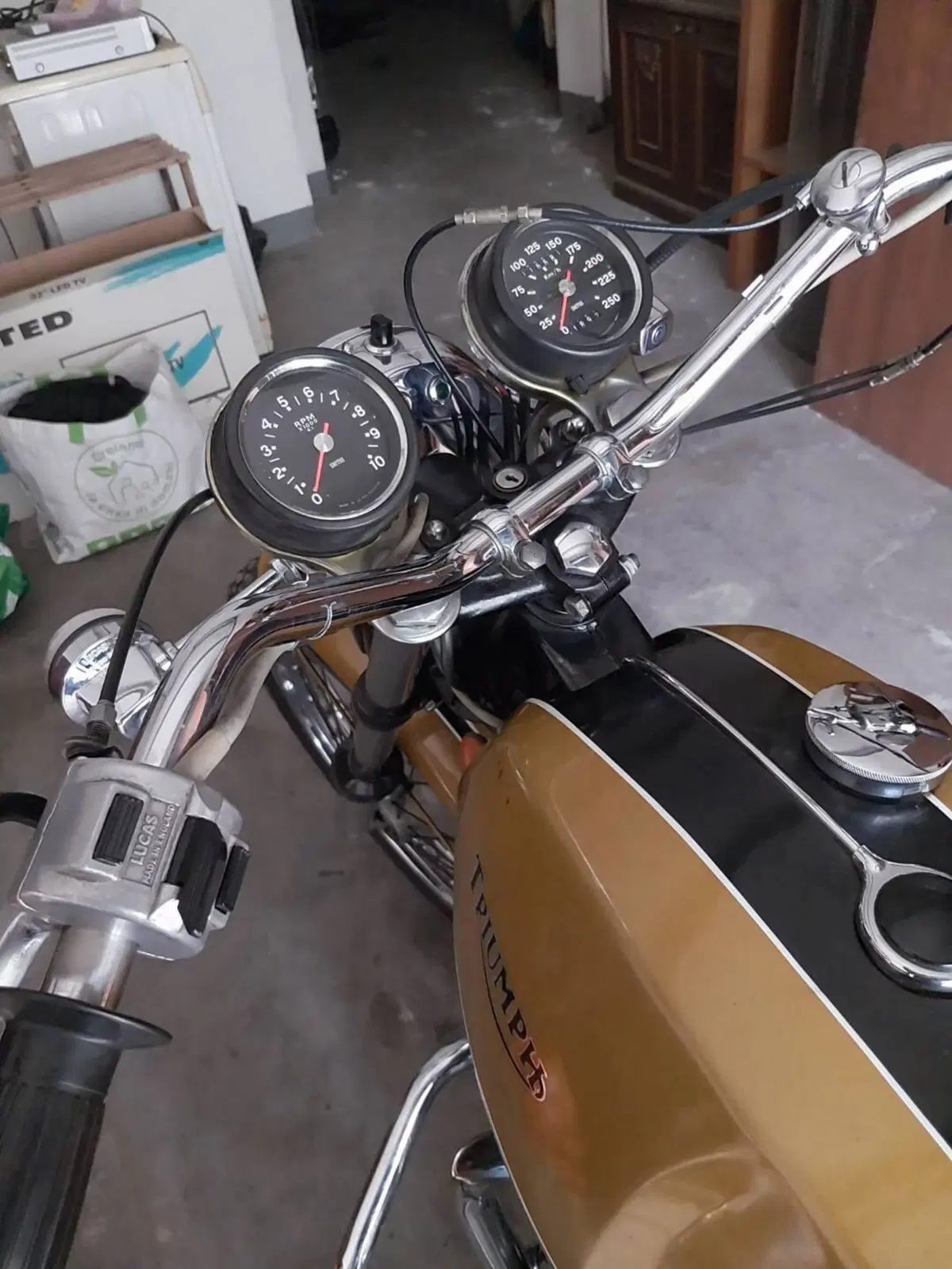 Triumph T120R Bonneville (4)
