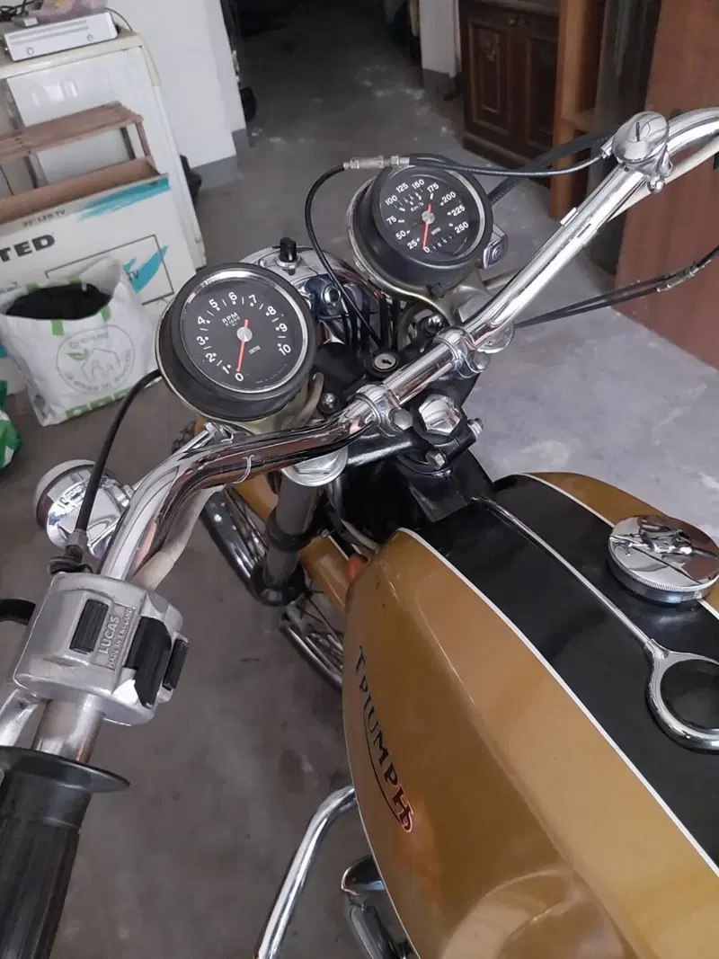 Triumph T120R Bonneville (4)