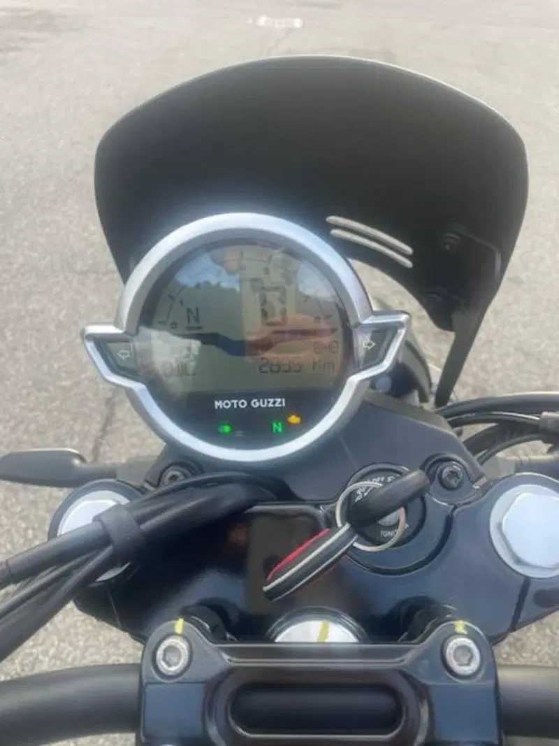 Moto Guzzi V7 Stone (2021 - 24)