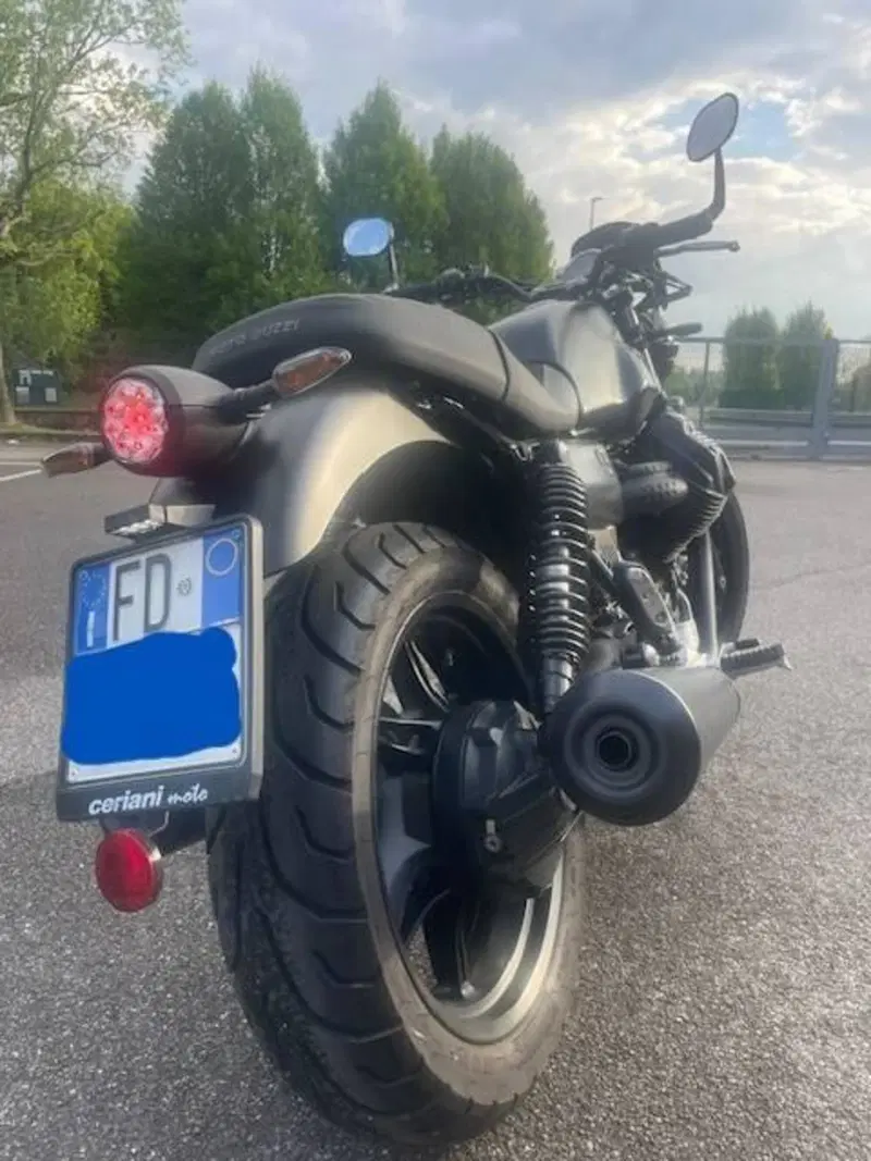Moto Guzzi V7 Stone (2021 - 24) (2)