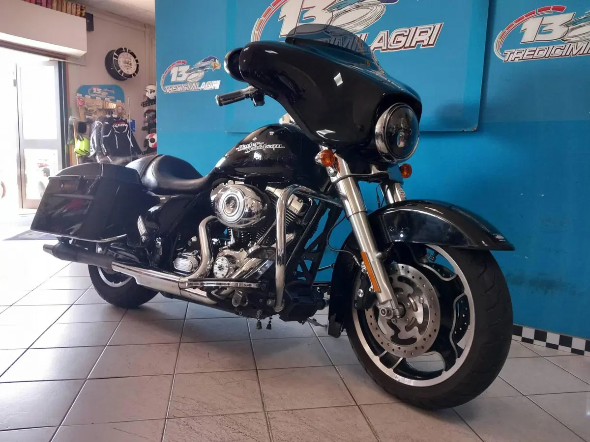 Harley-Davidson 1690 Street Glide (2011 - 13) - FLHX (2)