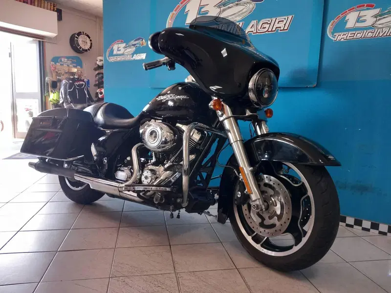 Harley-Davidson 1690 Street Glide (2011 - 13) - FLHX (2)