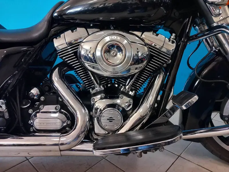 Harley-Davidson 1690 Street Glide (2011 - 13) - FLHX (14)