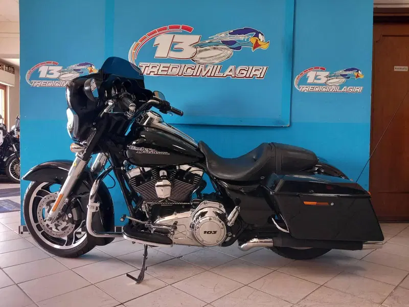 Harley-Davidson 1690 Street Glide (2011 - 13) - FLHX (4)