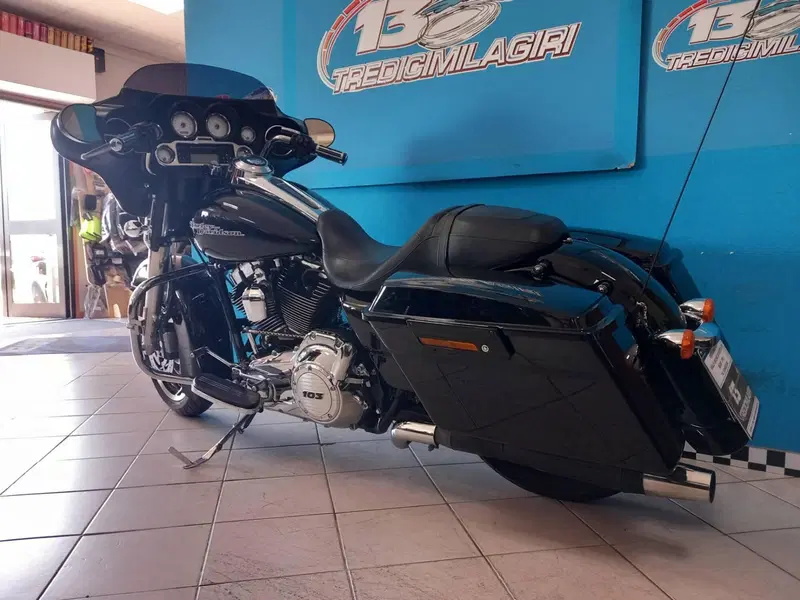 Harley-Davidson 1690 Street Glide (2011 - 13) - FLHX (6)