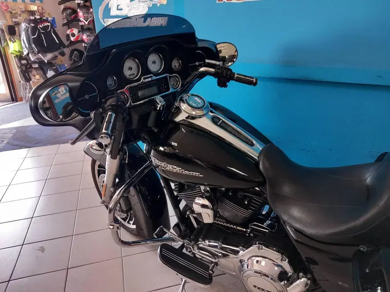 Harley-Davidson 1690 Street Glide (2011 - 13) - FLHX (9)