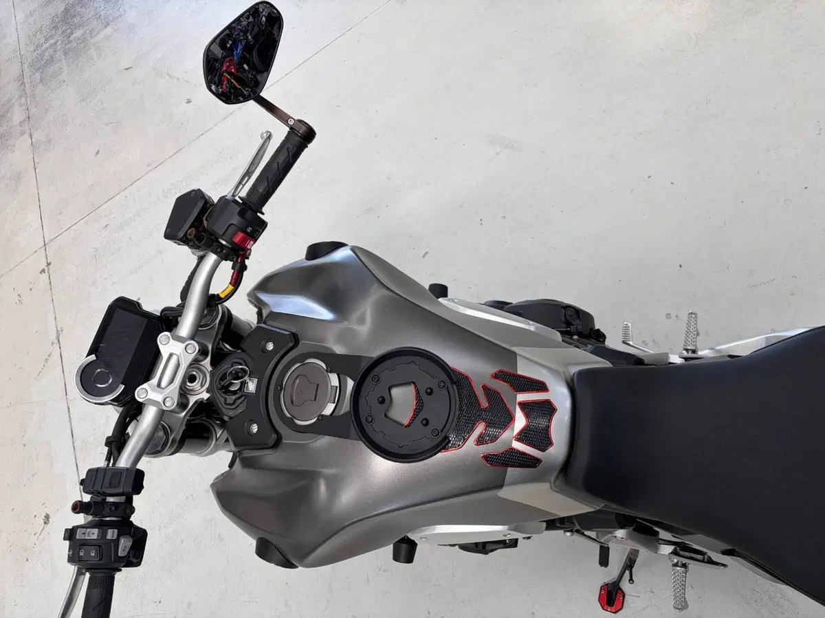 Honda CB 1000 R + Neo Sport Cafè (2019 - 20) (11)