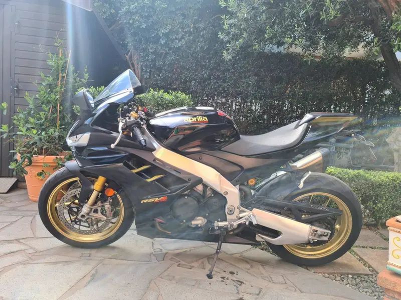 Aprilia RSV4 1100 Factory (2021 - 24) (2)