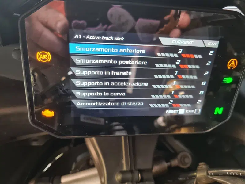 Aprilia RSV4 1100 Factory (2021 - 24) (7)