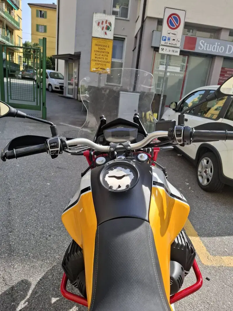 Moto Guzzi V85 TT (2021 - 23) (3)