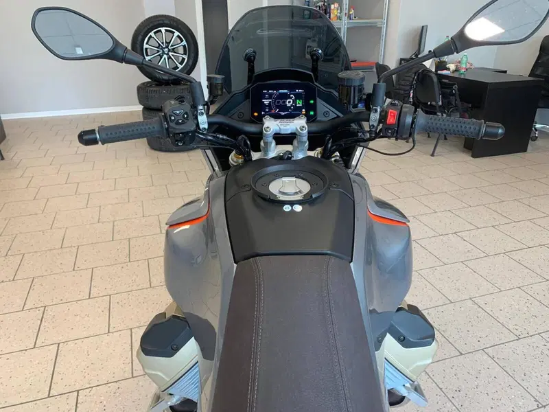 Moto Guzzi V100 Mandello S (2022 - 24) (10)