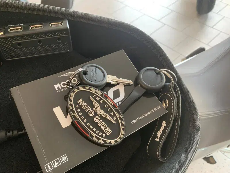 Moto Guzzi V100 Mandello S (2022 - 24) (20)